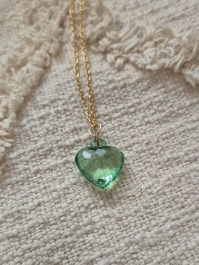 Gold-Tone Choker Necklace with Vintage Faceted Green Heart Pendant